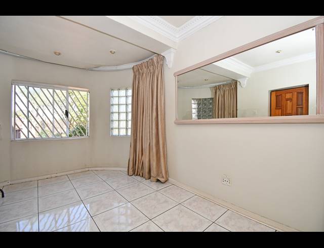4 BEDROOM HOUSE FOR SALE IN MAYFAIR WEST